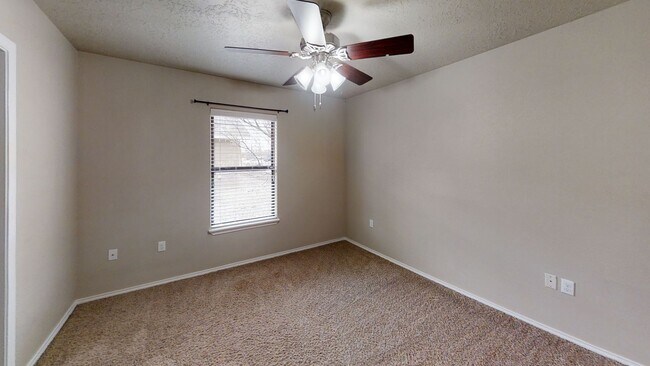 Building Photo - 1105 W 15th St