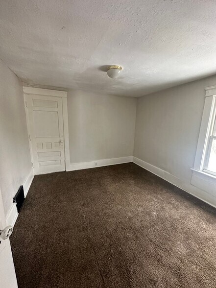 Building Photo - 872 E Crosier St