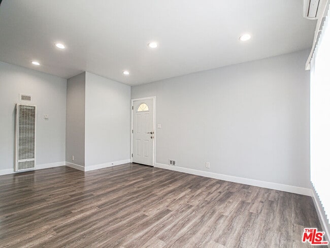 Building Photo - 1109 S Serrano Ave