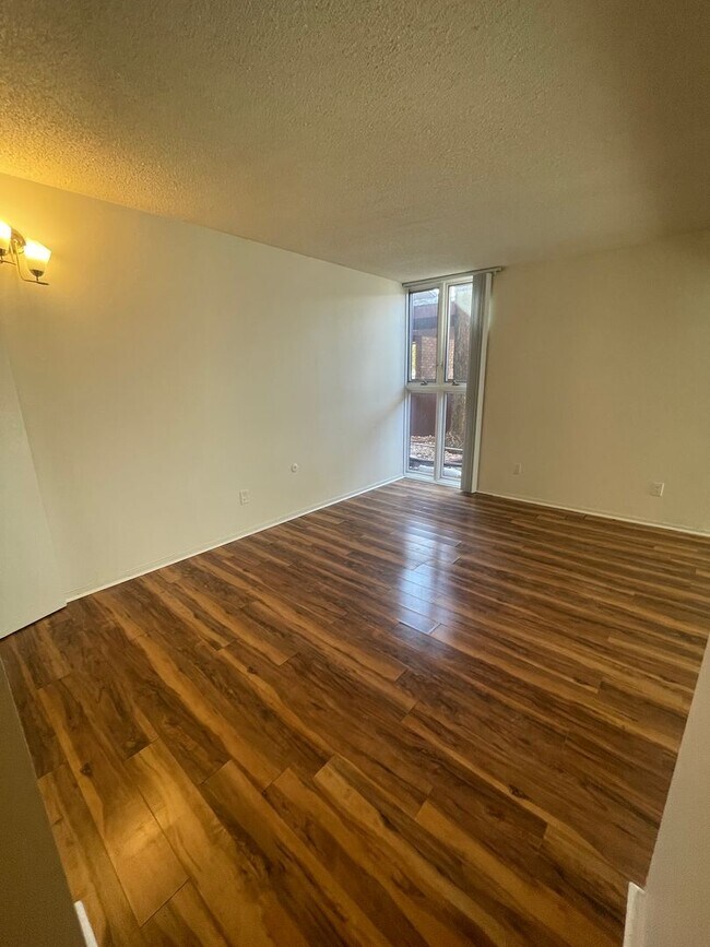 Building Photo - Two-Bed in Independence Condominium | Early Move-in Option!