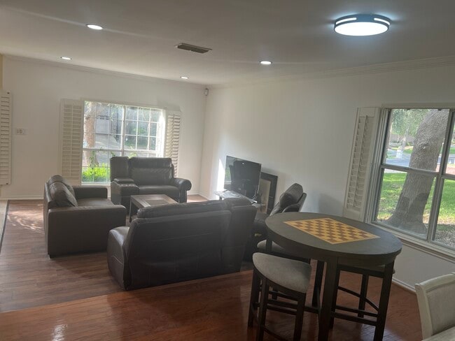 Building Photo - 8619 London Heights