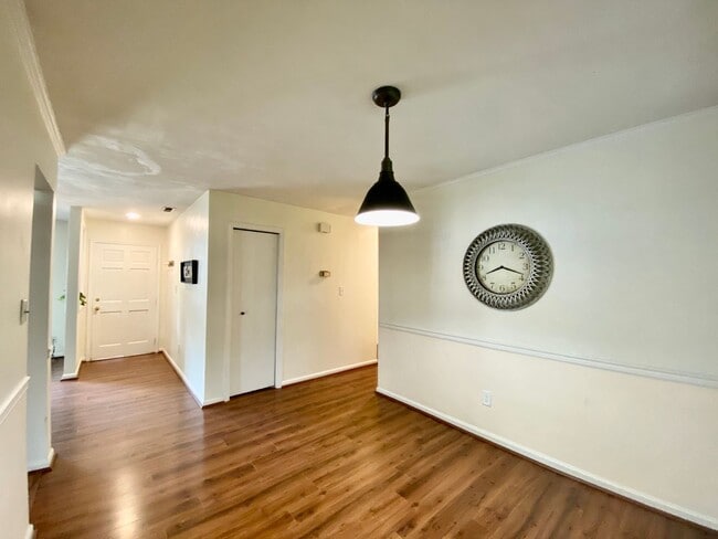 Building Photo - Charming Ranch-Style Home With Garage Avai...