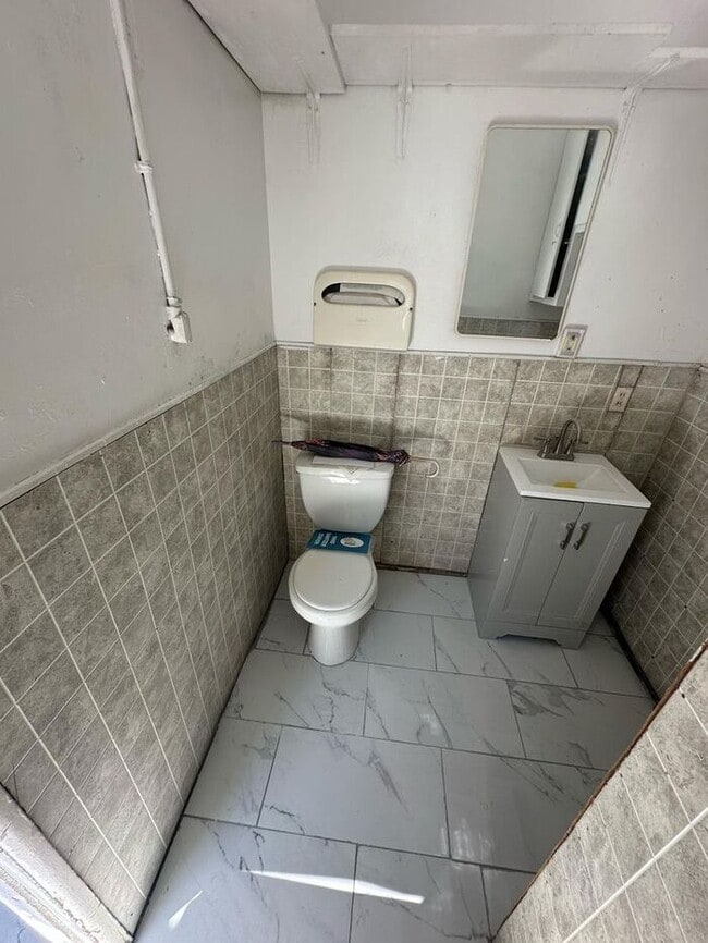 Building Photo - Commercial Unit for Rent in South Gate CA 90280