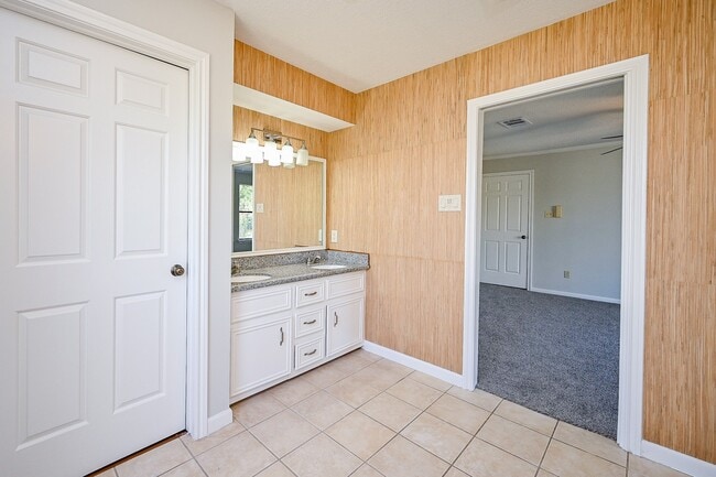 Building Photo - 12011 Autumn Creek Dr