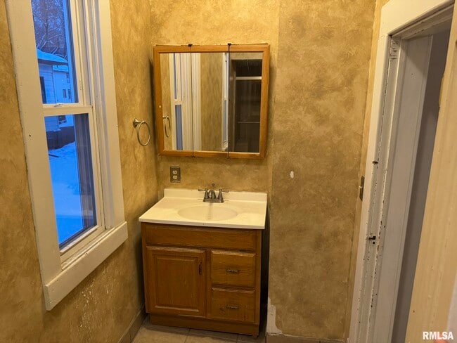 Building Photo - 105 6th Ave