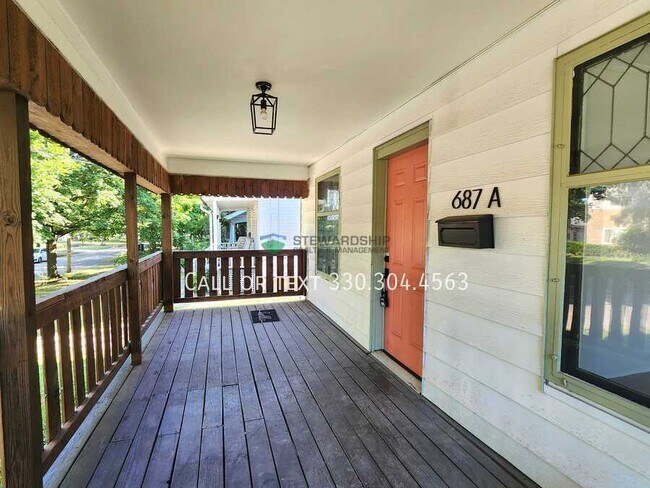 Building Photo - 687 Allyn St
