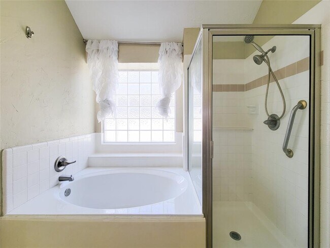 Building Photo - 3218 Vanity Dr