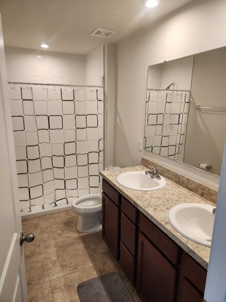 Building Photo - 308 Fiddlewood Ct