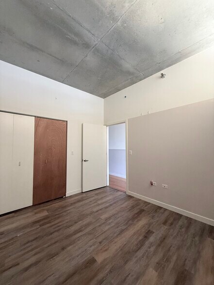 Building Photo - 235 W Van Buren St