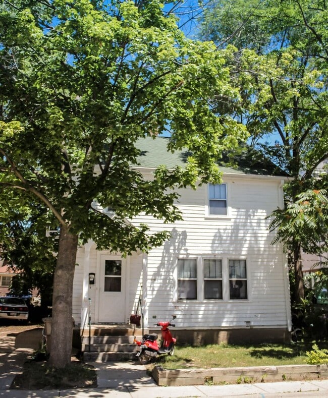 Primary Photo - 5 Bedroom in an Amazing Location!