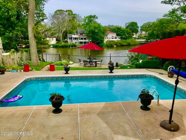 Building Photo - 1305 Locust Dr