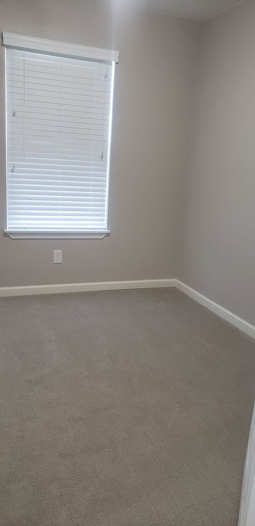 Building Photo - 3 bedroom, 2.5 bath duplex Move In August 10th!!