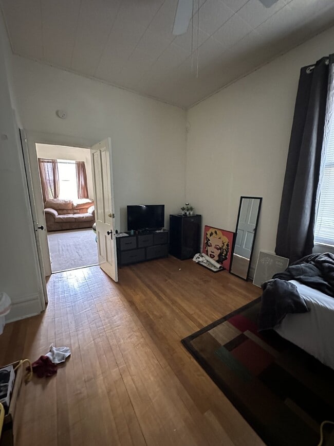 Building Photo - 3 bed 1 bath house close to UWEC and Water St! Available June 1st