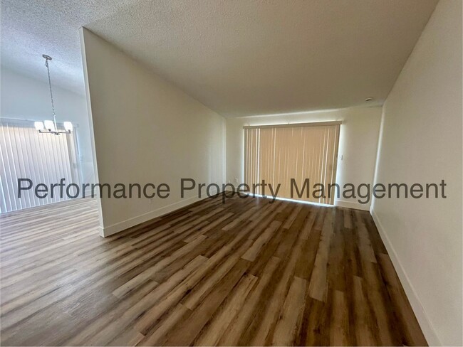 Building Photo - Newly Remodeled 4 Bed/2 Bath SW Bakersfiel...