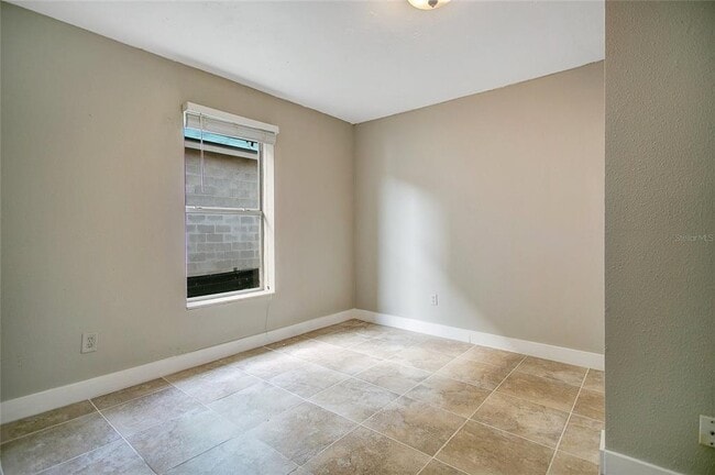 Building Photo - 541 N Capen Ave