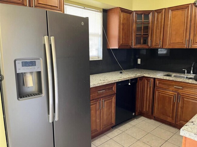 Building Photo - 6240 SW 39th Ct