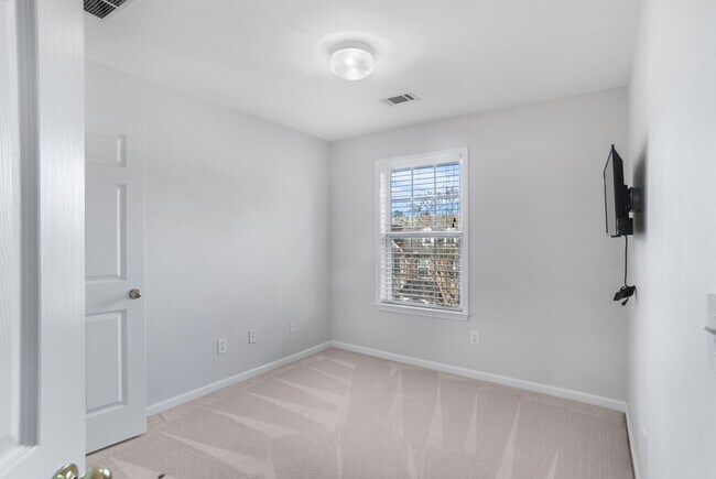 Building Photo - 1814 Dunrobin Dr SE