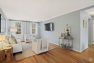 Building Photo - Cozy and Convenient in McLean Gardens: Cha...