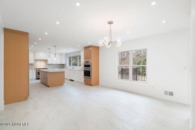 Building Photo - 527 Woodview Rd