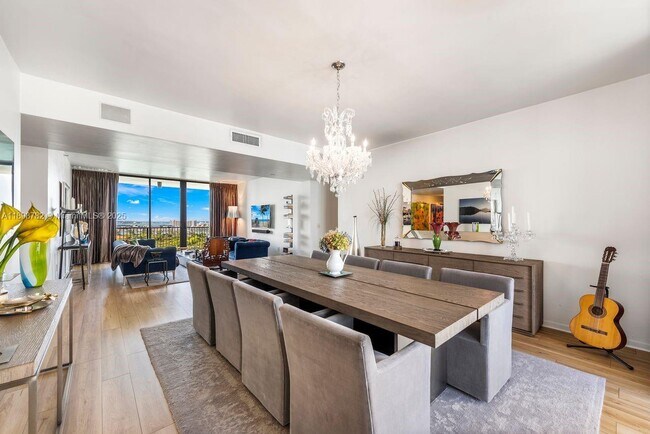 Building Photo - 1000 Venetian Way