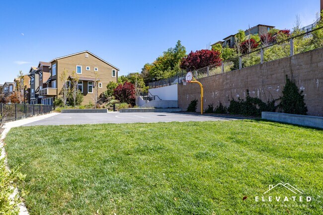 Building Photo - 611 Jade St