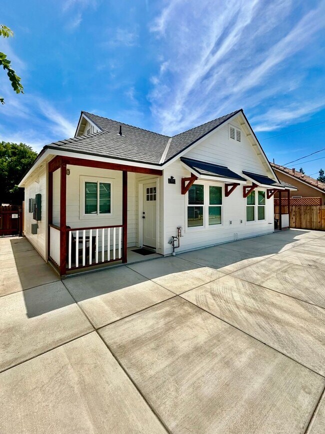 Building Photo - $1,595 Clovis Cottage,  1 Bed / 1 bath - 5th & Sunnyside Ave. / Solar Included!
