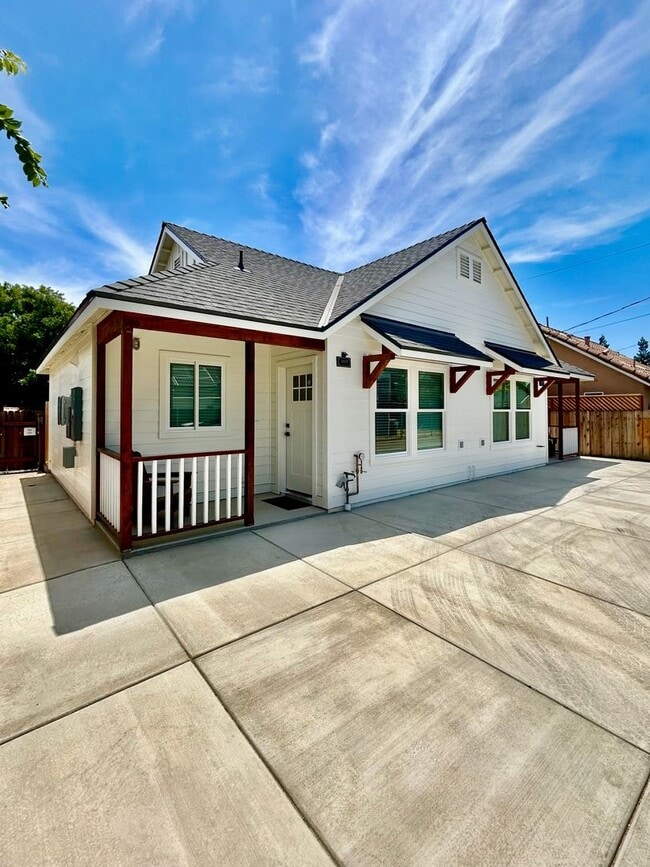 Building Photo - $1,650 Clovis Cottage - 1 Bed 1 bath, Stud...