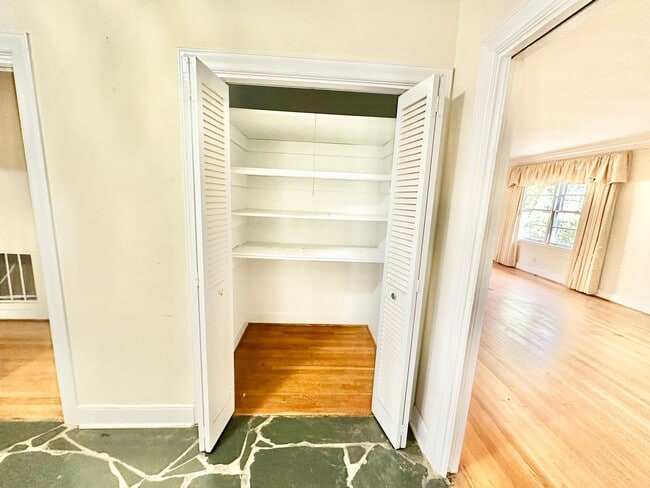 Building Photo - 952 Hawthorne Ln