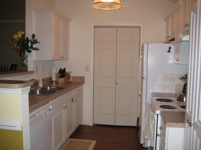 Building Photo - IMMACULATE END UNIT T.HOUSE STYLE CONDO