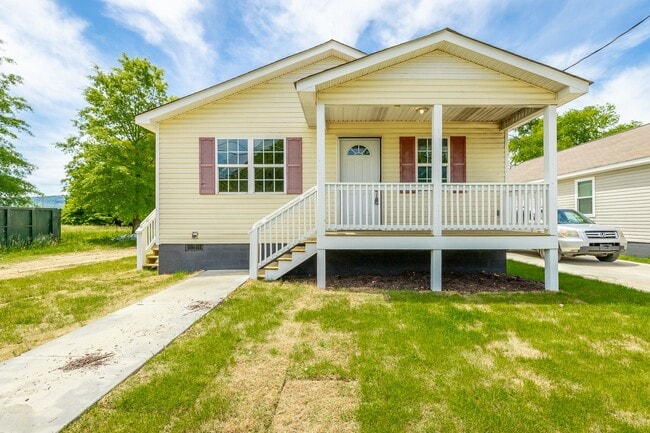 Building Photo - 4 bedroom 2 bath in the Southside (Mill Town)