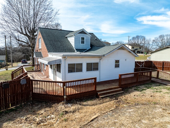 Building Photo - 412 Keeble St