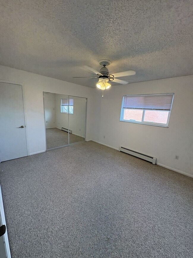 Building Photo - Updated & Spacious 1 Bed 1 Bath