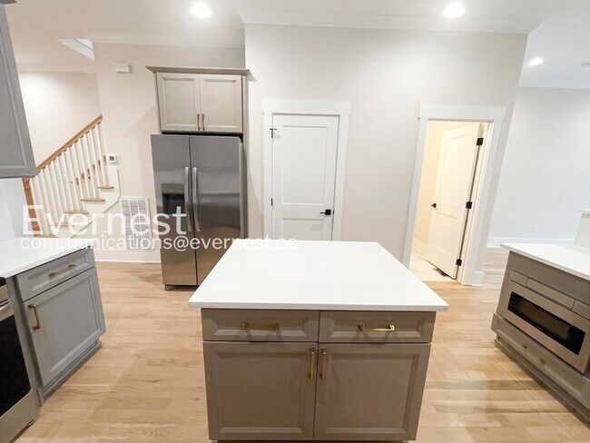 Building Photo - 4 Bed/2.5 Bath Town Home with Garage / Pet-Friendly / Available Now!