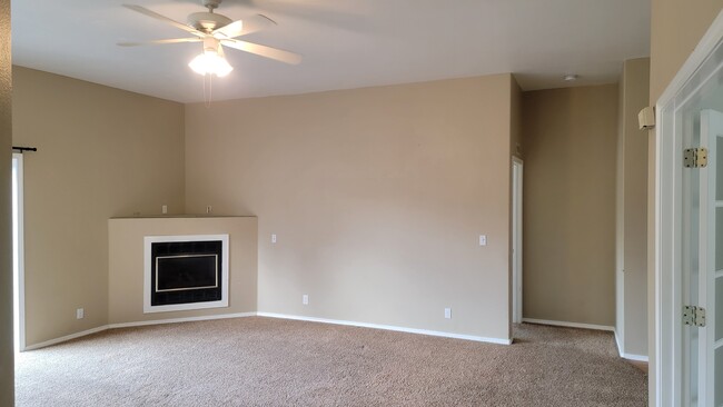 Building Photo - 917 W Greenhead St