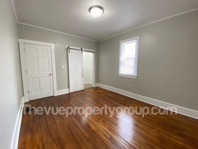 Building Photo - Fully Remodeled 2 bedroom Beauty with Spac...