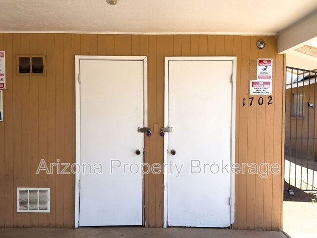 Building Photo - 1702 W Vogel Ave