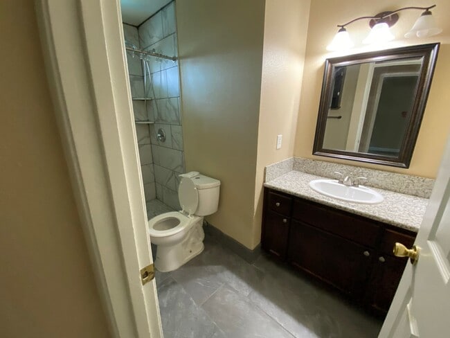 Building Photo - Charming home for rent in Visalia