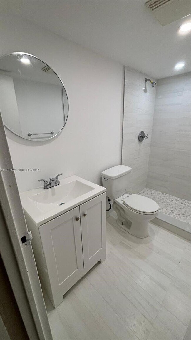 Building Photo - 1913 S Ocean Dr