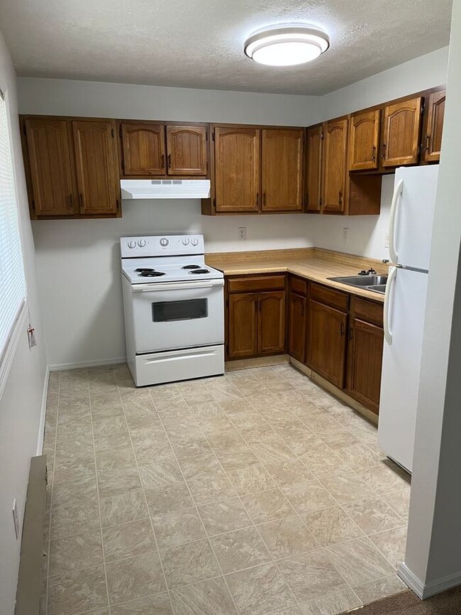 Building Photo - 2 Bedroom Apartment Close to Mall