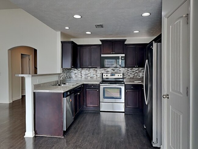 Building Photo - 123 Farmbrook Ct