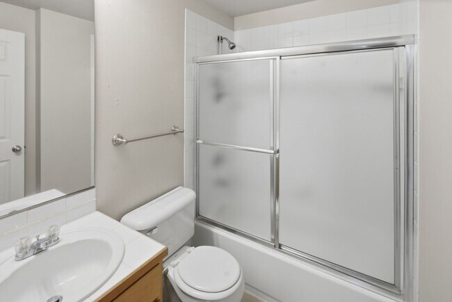 Building Photo - Modern Bellevue Townhome with Great Finishes
