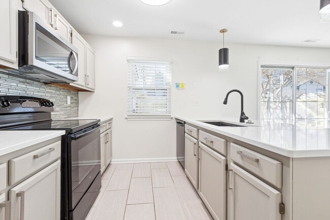 Building Photo - Columbus Station Condo-Ready to move in