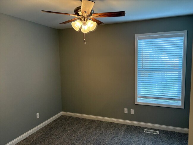 Building Photo - 22 Tennis Ct