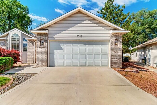 Building Photo - 3 bedroom home with fenced yard and garage...