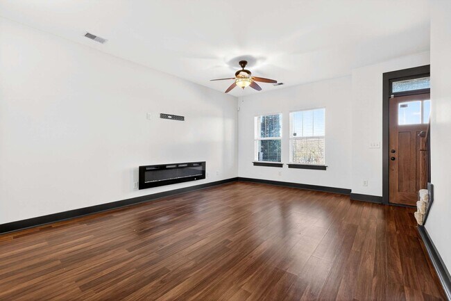 Building Photo - Great Location!