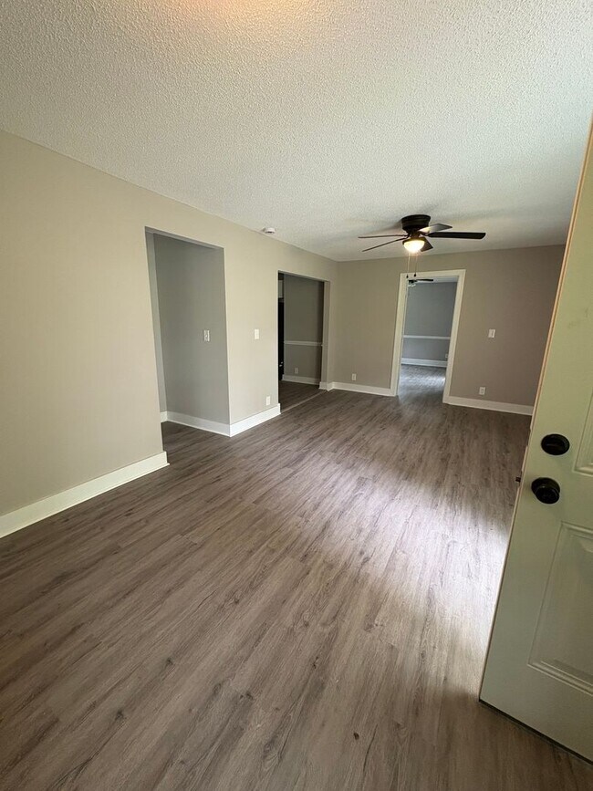 Building Photo - Lovely 3 Bedroom 2 Bath Home in Spartanburg