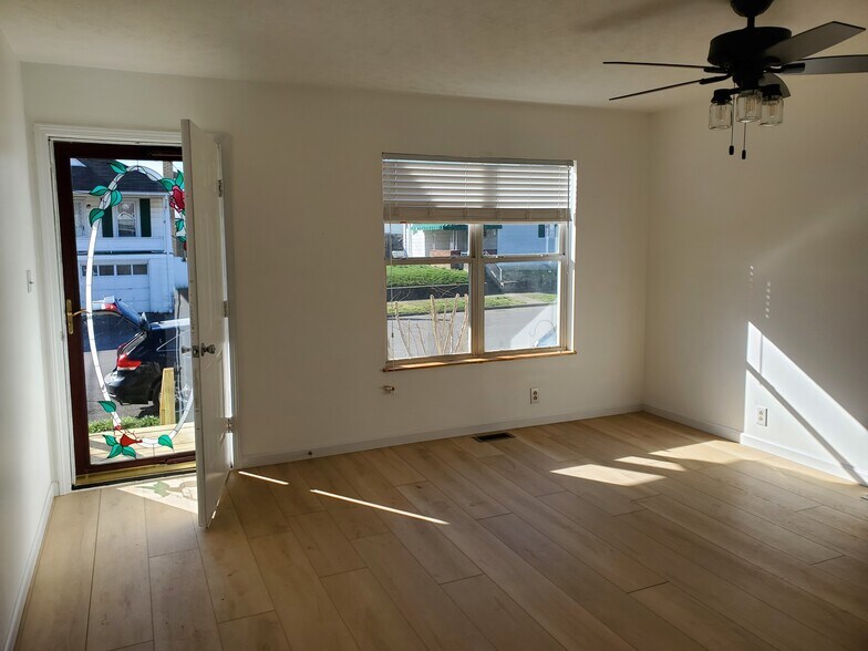 Living Room 1 - 713 Spruce St