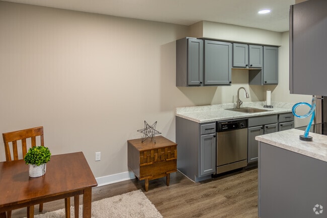 2BR, 1BA - 800 SF - Broadway 2