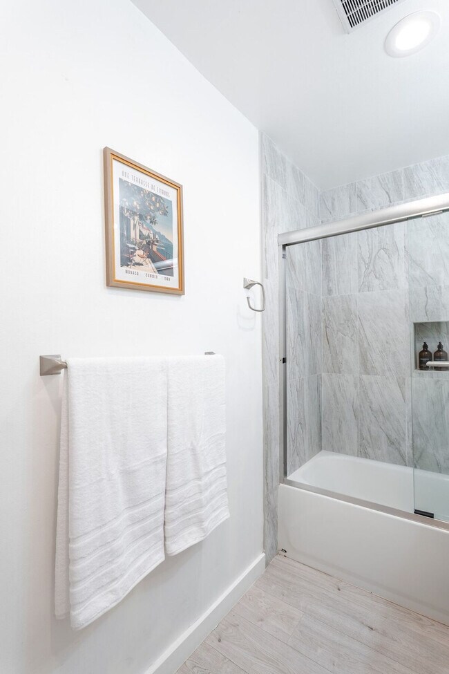 Building Photo - 2359 Oakwood Dr