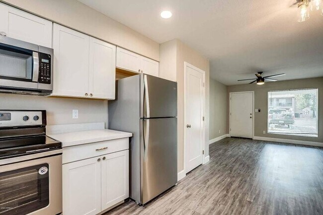 Building Photo - 318 E Vine Cir